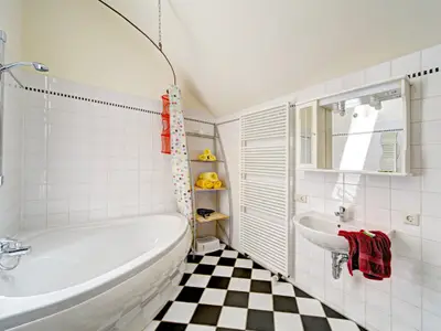 Mohnblume Badezimmer mit Badewanner