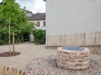 Mohnblume Gemeinschaftsplatz mit Brunnen