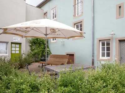 Pusteblume Innenhof mit gemütlichem Sitzbereich