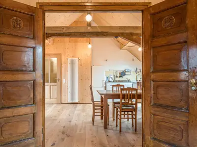 Pusteblume Tür zum offenen Wohn- und Essebereich mit Küche