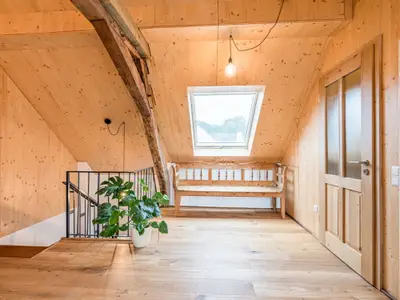 Pusteblume Treppe mit Flur und Bank