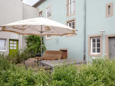 Butterblume Sitzbereich im Innenhof