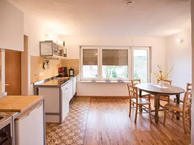 Wegwarte Ferienwohnung Küchen- und Essbereich