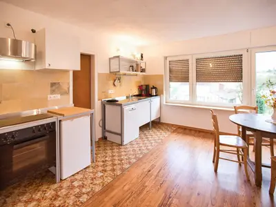 Wegwarte Ferienwohnung Küchen- und Essbereich