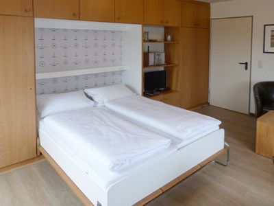 Wohnzimmer mit Schrankbett in der Ferienwohnung Therese 12 in Wittdün auf Amrum