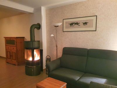 Wohnzimmer mit Kaminofen in der Ferienwohnung Passat im Haus Kap Hoorn in Wittdün auf Amrum