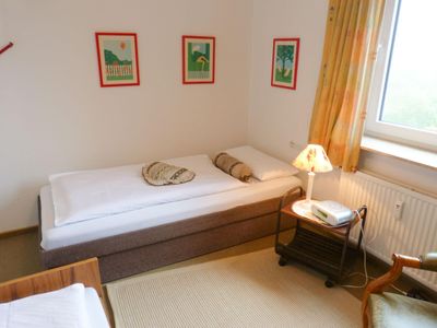 Schlafzimmer mit Einzelbetten in der Ferienwohnung Blick 19 in Wittdün auf Amrum