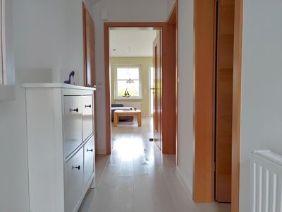 Korridor mit Blick ins Wohnzimmer der Ferienwohnung Ose in Wittdün auf Amrum