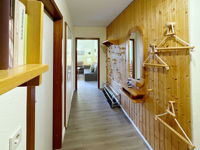 Korridor mit Blick in das Wohnzimmer der Ferienwohnung Kreft in Wittdün auf Amrum