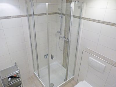 Badezimmer mit Dusche in der Ferienwohnung Obere Wandelbahn 15/8 in Wittdün auf Amrum