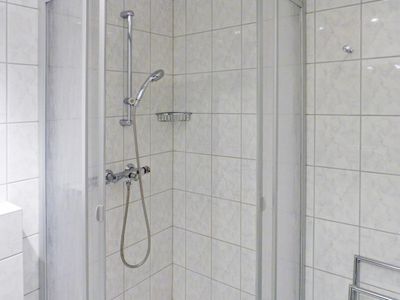 Bad mit Dusche in der Ferienwohnung Obere Wandelbahn 15/6 in Wittdün auf Amrum