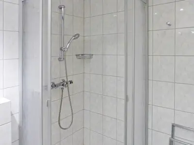 Bad mit Dusche in der Ferienwohnung Obere Wandelbahn 15/6 in Wittdün auf Amrum