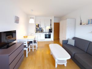Wohnzimmer mit offener Küche in der Ferienwohnung Auszeit am Meer in Wittdün auf Amrum