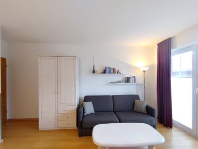 Wohnzimmer mit Schlafcouch in der Ferienwohnung Auszeit am Meer in Wittdün auf Amrum
