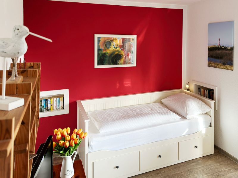 Wohn-Schlafzimmer mit offener Küchenzeile in der Ferienwohnung Wattenmeer in Wittdün auf Amrum