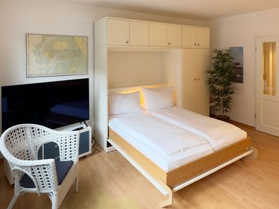 Wohnzimmer mit Schrankbett in der Ferienwohnung Strandlöper in Wittdün auf Amrum