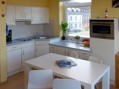 Wohnzimmer mit offener Küche in der Ferienwohnung Therese 8 in Wittdün auf Amrum
