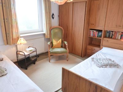 Schlafzimmer mit Einzelbetten in der Ferienwohnung Blick 19 in Wittdün auf Amrum