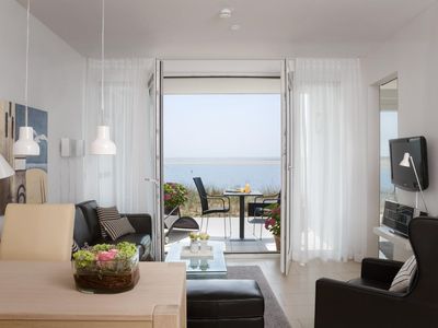 Wohnbereich und Blick aufs Meer in der Ferienwohnung Aalto in Wittdün auf Amrum