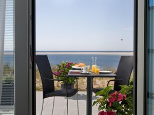Terrassenmöbel und Meerblick in der Ferienwohnung Aalto in Wittdün auf Amrum