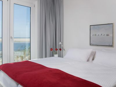 Schlafzimmer mit Meerblick in der Ferienwohnung Aalto in Wittdün auf Amrum