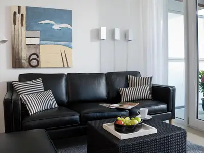 Sofa mit Kissen in der Ferienwohnung Aalto in Wittdün auf Amrum