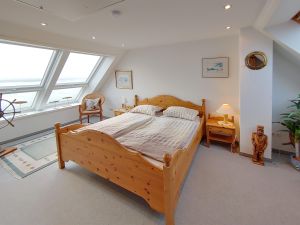 Schlafzimmer 1 in der Ferienwohnung Obere Wandelbahn 15/19 in Wittdün auf Amrum