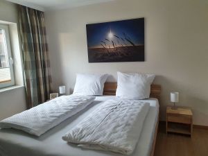 Schlafzimmer in der Ferienwohnung Passat im Haus Kap Hoorn in Wittdün auf Amrum