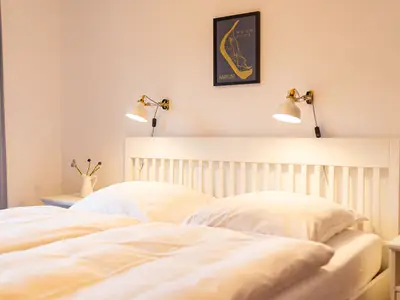 Schlafzimmer mit Doppelbett in der Wohnung Lürßen in Wittdün
