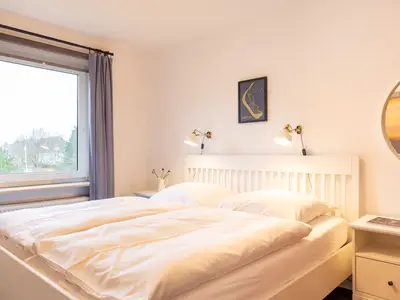 Schlafzimmer mit Doppelbett in der Wohnung Lürßen