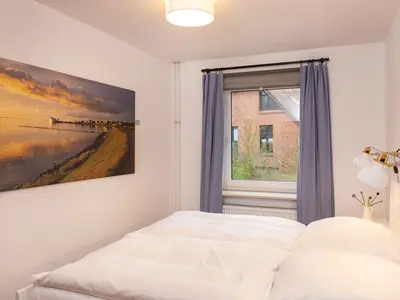 Schlafzimmer mit Doppelbett in der Ferienwohnung Lürßen