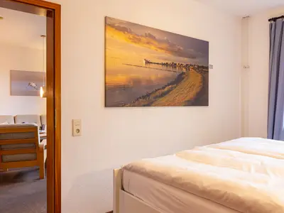 Schlafzimmer mit Doppelbett in der Wohnung Lürßen