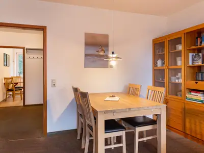 Wohnzimmer mit Essbereich in der Wohnung Lürßen in Wittdün auf Amrum