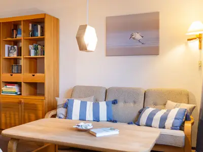 Wohnzimmer mit Sofa in der Ferienwohnung Lürßen in Wittdün