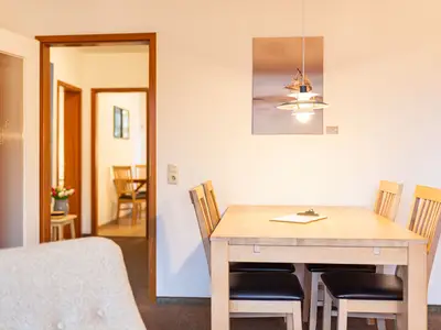 Wohnzimmer mit Essbereich in der Ferienwohnung Lürßen in Wittdün auf Amrum