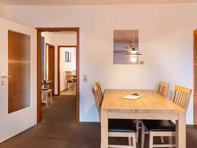 Wohnzimmer mit Essbereich in der Ferienwohnung Lürßen in Wittdün auf Amrum