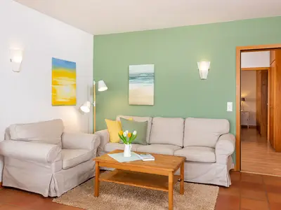 Gemütliche Sofaecke in der Wohnung Jungnamen Sand 01