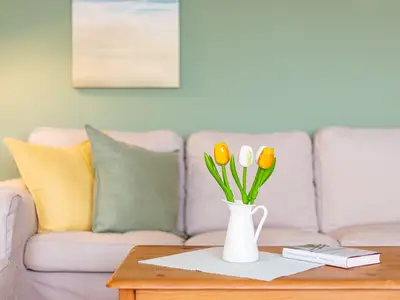 Gemütliche Sofaecke in der Wohnung Jungnamen Sand 01