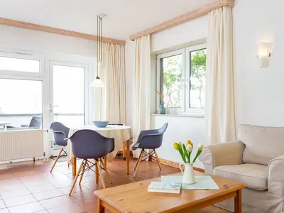Essen am runden Tisch in der Wohnung Jungnamen Sand 01
