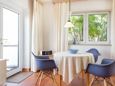 Essen am runden Tisch in der Wohnung Jungnamen Sand 01