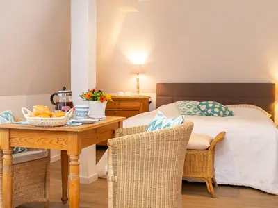 Schlaf- und Essbereich in der Ferienwohnung Jungnamen Sand 14 in Wittdün auf Amrum