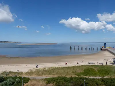 Blick aus dem Fenster am Esstisch