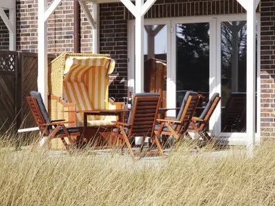 Südterrasse der Ferienwohnung Weiße Düne 4 in Wittdün auf Amrum mit Strandkorb und Gartenmöbeln (Mai - Oktober)