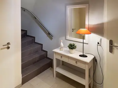 Korridor unten mit Treppe zum Wohnzimmer und zur Küche