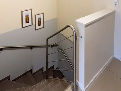 Korridor oben mit Treppe zum Schlafzimmer und Badezimmer