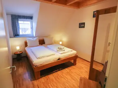 moarhof-wohnung-hofblick-schlafen-eltern01