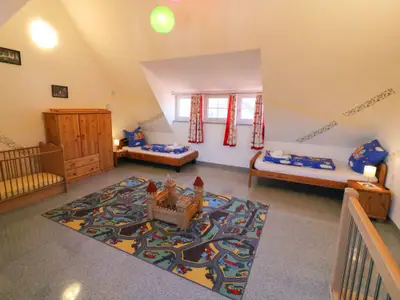 moarhof-wohnung-hofblick-schlafen-spielen-kinder01
