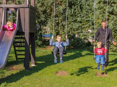 moarhof-zwei-kinder-beim-schaukeln11