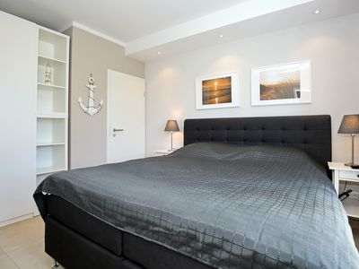 1. Schlafzimmer mit Kleiderschrank