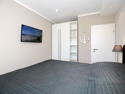 1. Schlafzimmer mit TV